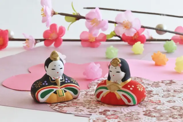 桃の節句にひな人形を飾るのはなぜ？ひな人形を選ぶポイントをご紹介